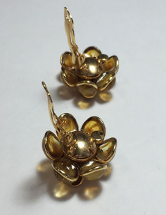 Boucles d'oreille clips  MARGUERITE DE VALOIS fleur en pâte de verre ambre