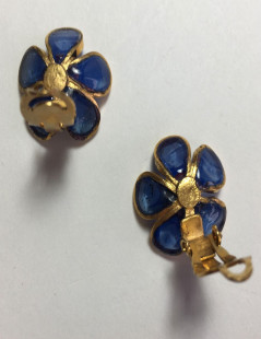 MARGUERITE DE VALOIS 'Fleurette' clip-on earrings in blue molten glass 