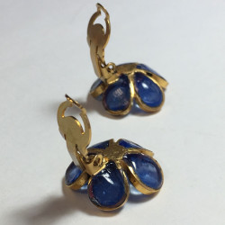 xxx Boucles d'oreille clips MARGUERITE DE VALOIS fleurette  en pâte de verre bleue