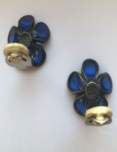 xxx Boucles d'oreille clips MARGUERITE DE VALOIS fleurette en pâte de verre bleu foncé