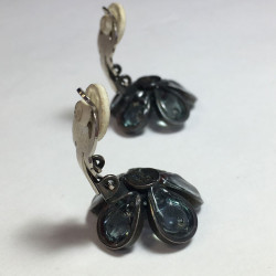 xxx Boucles d'oreille clips MARGUERITE DE VALOIS fleurette en pâte de verre anthracite transparent