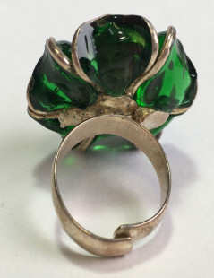 MARGUERITE DE VALOIS T 56 flower ring in green and pink molten glass