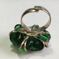 MARGUERITE DE VALOIS T 56 flower ring in green and pink molten glass