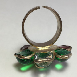 TAILLE Bague MARGUERITE DE VALOIS fleur en pâte de verre transparente, verte et rouge