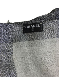 Châle CHANEL en soie ivoire, anthracite, bordure gris foncé et fils argentés