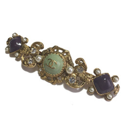 Barrette CHANEL métal doré, pâte de verre mauve et verte, strass et perles nacrées