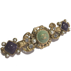 Barrette CHANEL métal doré, pâte de verre mauve et verte, strass et perles nacrées