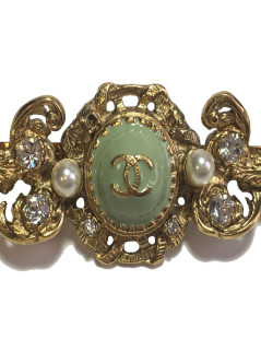 Barrette CHANEL métal doré, pâte de verre mauve et verte, strass et perles nacrées