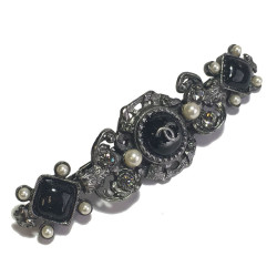 Barrette CHANEL en métal argenté perles nacrées, strass et pâte de verre noir pailletée