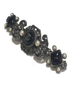 Barrette CHANEL en métal argenté perles nacrées, strass et pâte de verre noir pailletée