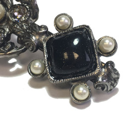 Barrette CHANEL en métal argenté perles nacrées, strass et pâte de verre noir pailletée