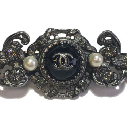 Barrette CHANEL en métal argenté perles nacrées, strass et pâte de verre noir pailletée