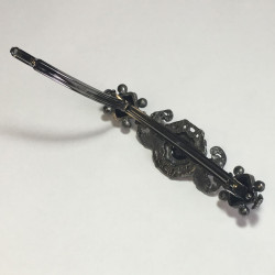 Barrette CHANEL en métal argenté perles nacrées, strass et pâte de verre noir pailletée