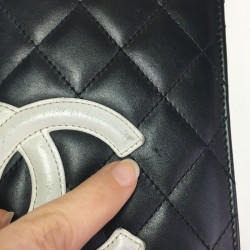 Portefeuille CHANEL Cambon en cuir matlassé noir intérieur rose