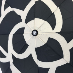 Parapluie CHANEL dans son sac avec chaînette