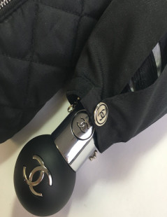 Parapluie CHANEL dans son sac avec chaînette