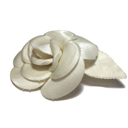 Broche Camélia CHANEL en tissu ivoire