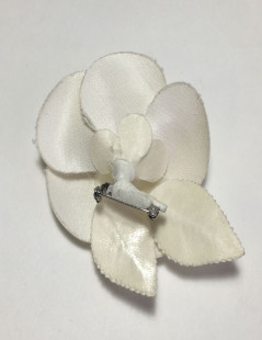 Broche Camélia CHANEL en tissu ivoire