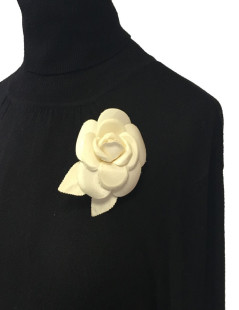 Broche Camélia CHANEL en tissu ivoire