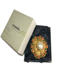 Broche CHANEL couture en métal doré, perle nacrée et de couleur vintage