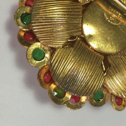 Broche CHANEL couture en métal doré, perle nacrée et de couleur vintage