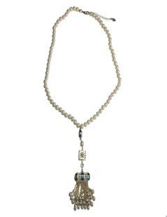 Collier "Paris-DubaïI" CHANEL en métal argenté, perles nacrées