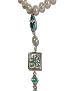 Collier "Paris-DubaïI" CHANEL en métal argenté, perles nacrées