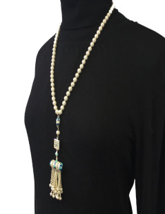 Collier "Paris-DubaïI" CHANEL en métal argenté, perles nacrées