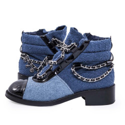 Boots CHANEL T bicolores avec chaînettes et charms