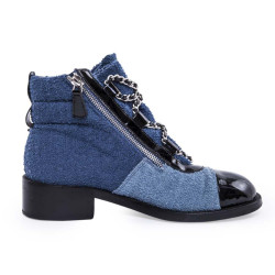 Boots CHANEL T37,5 bicolores avec chaînettes et charms