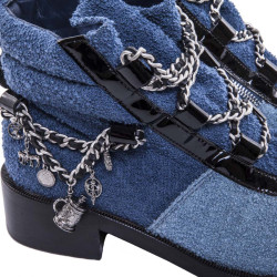 Boots CHANEL T37,5 bicolores avec chaînettes et charms