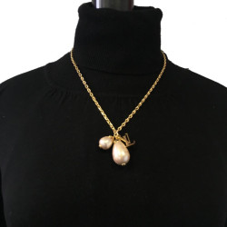 xxx Collier LOUIS VUITTON en métal doré et perles nacrées 