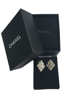 Boucles d'oreille clous CHANEL serties de brillants