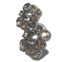 Boucles d'oreille clous CHANEL serties de brillants