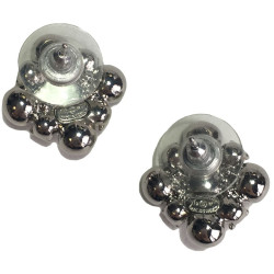 Boucles d'oreille clous CHANEL serties de brillants