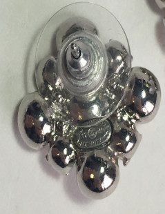 Boucles d'oreille clous CHANEL serties de brillants