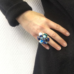 Bague MARGUERITE DE VALOIS camélia T50 en métal doré et pâte de verre bleue