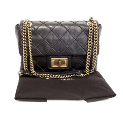 Sac Timeless CHANEL cuir d'agneau lisse matelassé noir