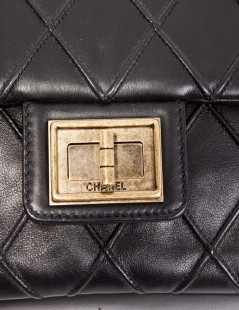 Sac Timeless CHANEL cuir d'agneau lisse matelassé noir