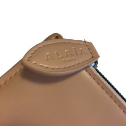 Pochette ALAIA en cuir rose poudré