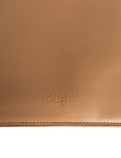 Pochette ALAIA en cuir rose poudré