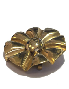 CHANEL Vintage brooch in gold brass metal