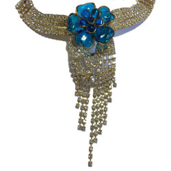 Collier ras de cou MARGUERITE de VALOIS fleur bleu saphir clair, strass et perles nacrées