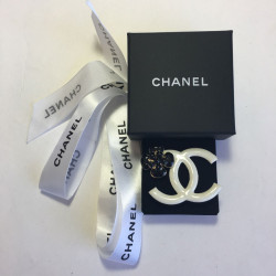 PIN CHANEL double C in white enamel and Camellia in black enamel