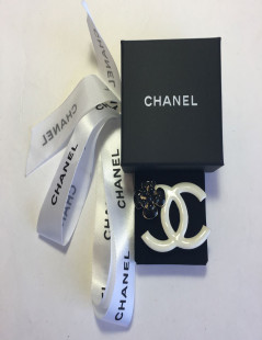 xxx Broche CHANEL double C en émail blanc et camélia en émail noir