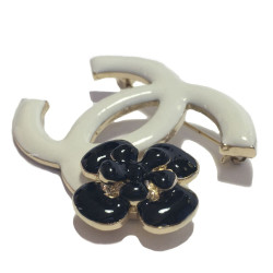 xxx Broche CHANEL double C en émail blanc et camélia en émail noir