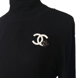 xxx Broche CHANEL double C en émail blanc et camélia en émail noir