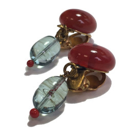 Boucles d'oreille clips MARGUERITE DE VALOIS en pâte de verre rouge et bleu très clair