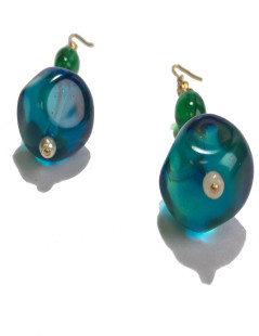 Boucles d'oreille clous MARGUERITE DE VALOIS en pâte de verre bleu et résine verte