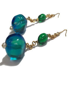 Boucles d'oreille clous MARGUERITE DE VALOIS en pâte de verre bleu et résine verte